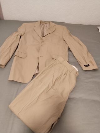 Traje de chaqueta y pantalón beige