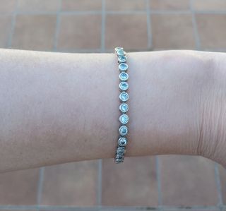 Pulsera de plata con piedras brillantes