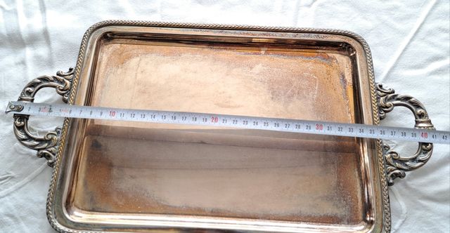 Bandeja ornamental clásica plateada.