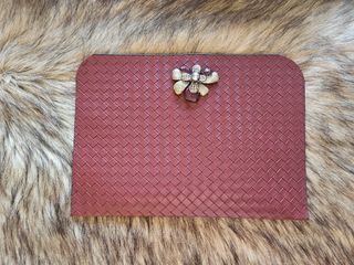 Bolso de mano burdeos con flor joya