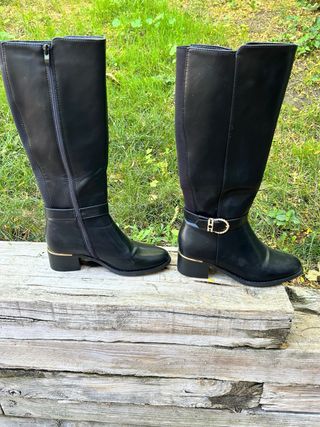 Botas altas negras con detalle dorado