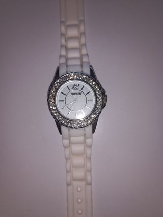 Reloj Cosmopolitan con bisel de pedrería
