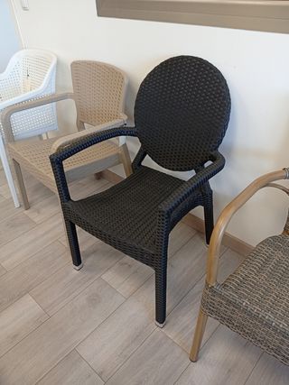 Sedia da esterno in plastica rattan nera con tacos argentati
