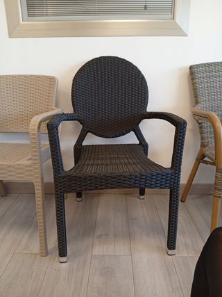 Sedia da esterno in plastica rattan nera con tacos argentati