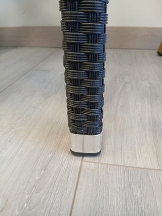 Sedia da esterno in plastica rattan nera con tacos argentati