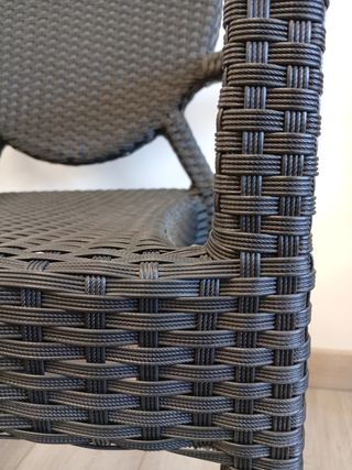 Sedia da esterno in plastica rattan nera con tacos argentati