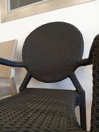 Sedia da esterno in plastica rattan nera con tacos argentati