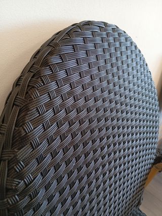 Sedia da esterno in plastica rattan nera con tacos argentati