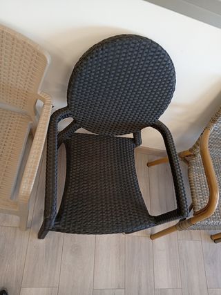 Sedia da esterno in plastica rattan nera con tacos argentati
