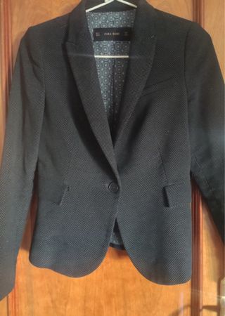 Americana entallada azul marino con coderas gris