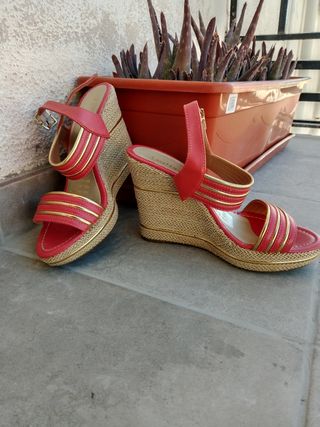 Sandalias cuña mujer color salmón y dorado