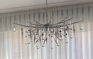 DOS lámparas de araña de cristal y metal