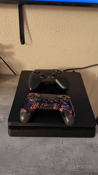 PS4 Slim Negra + 2 Mandos (1 Multicolor)