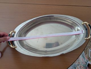 Vassoio ovale in acciaio con manici dorati