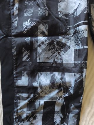Pantalones Reebok grises y negros impermeables