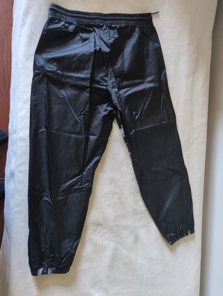 Pantalones Reebok grises y negros impermeables