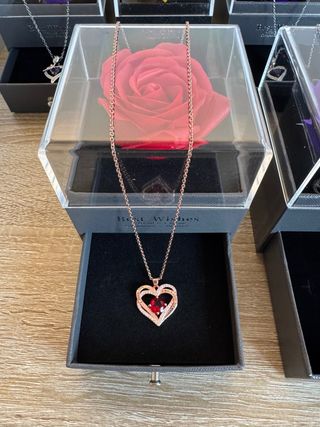 Rosa con Collar Corazón Rojo Dorado Rosa 