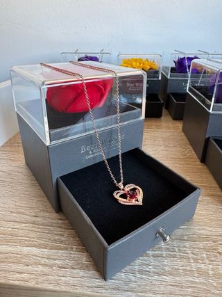 Rosa con Collar Corazón Rojo Dorado Rosa 