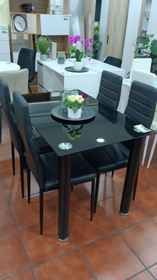 Mesa de cristal templado con 4 sillas