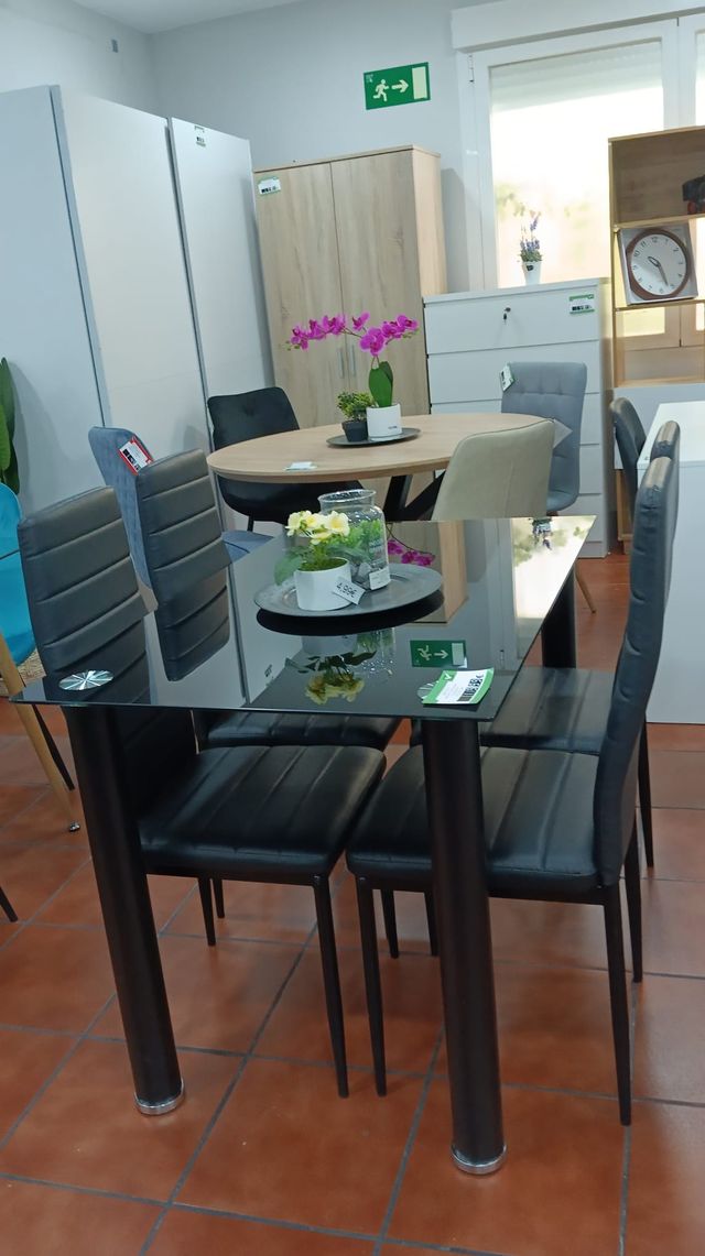 Mesa de cristal templado con 4 sillas