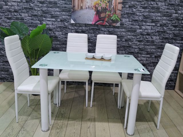 Mesa de cristal templado con 4 sillas