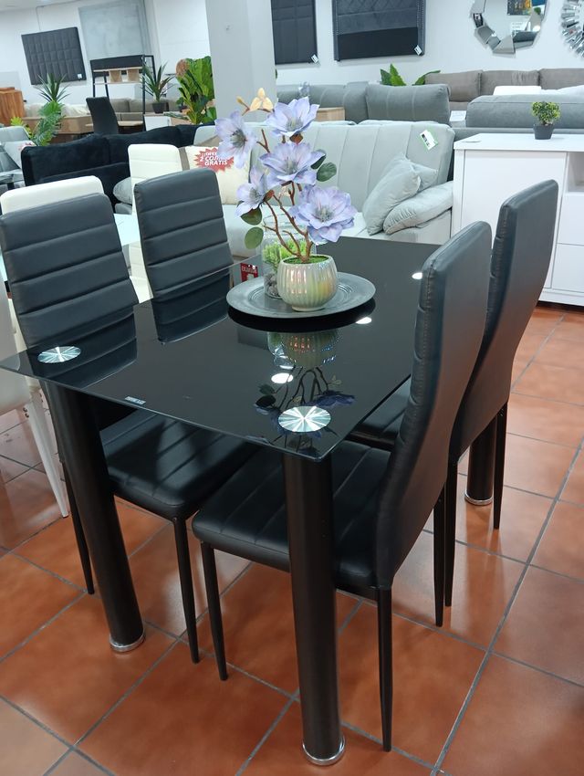 Mesa de cristal templado con 4 sillas