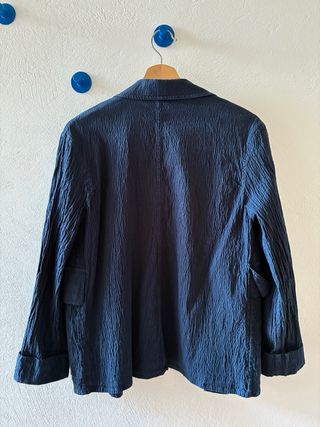 Americana azul marino texturizada