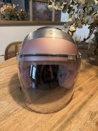 Casco Caberg rosa con visera