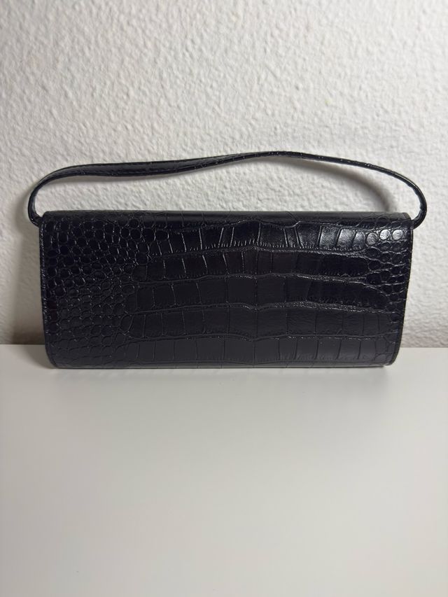 Bolso negro casual con patrón de cocodrilo.