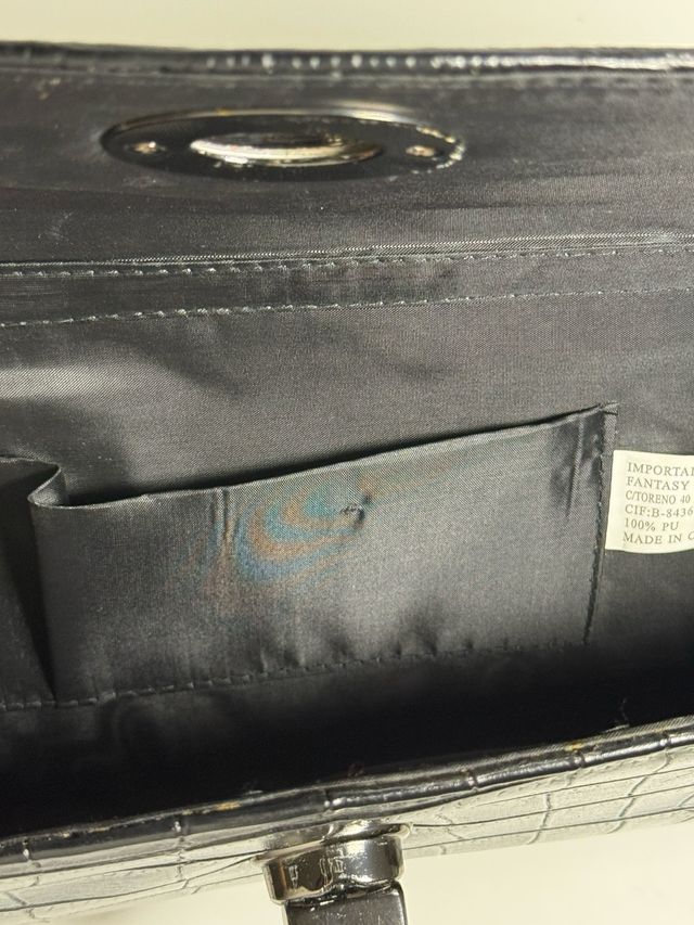 Bolso negro casual con patrón de cocodrilo.