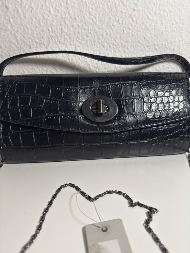 Bolso negro casual con patrón de cocodrilo.