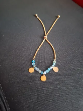 Pulsera ajustable con cuentas y dijes dorados