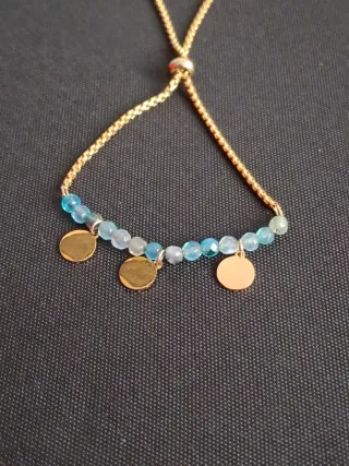 Pulsera ajustable con cuentas y dijes dorados