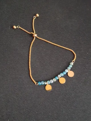 Pulsera ajustable con cuentas y dijes dorados