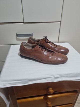 Zapatos de cuero marrones