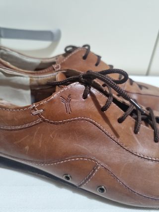 Zapatos de cuero marrones
