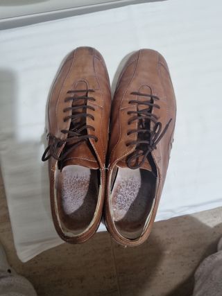Zapatos de cuero marrones