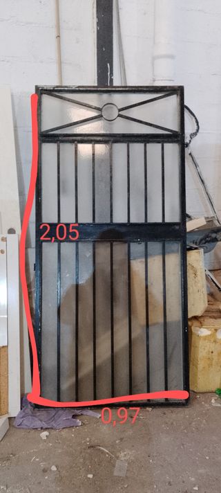 Puerta de hierro con cristal y rejas