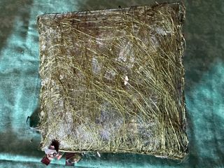Centro de mesa navideño con vela y piñas