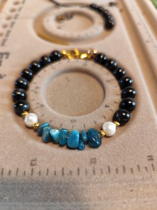 Pulsera Ojo de Halcón, Perlas y Apatito Azul