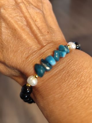 Pulsera Ojo de Halcón, Perlas y Apatito Azul
