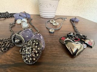 Collares largos plateados y negros