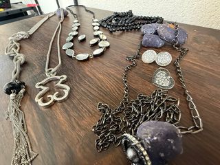 Collares largos plateados y negros