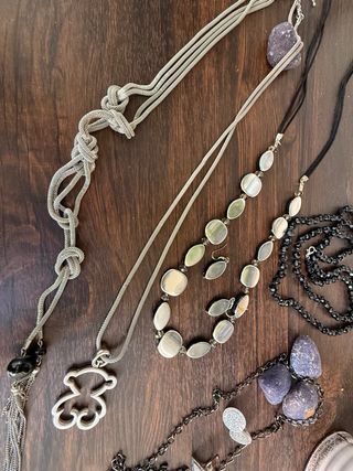 Collares largos plateados y negros