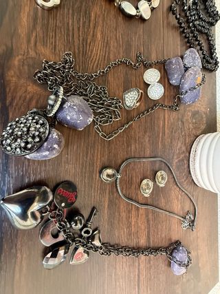 Collares largos plateados y negros
