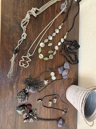 Collares largos plateados y negros