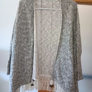 Chaqueta tipo poncho gris y blanco
