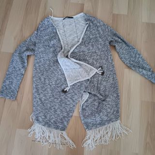 Chaqueta tipo poncho gris y blanco