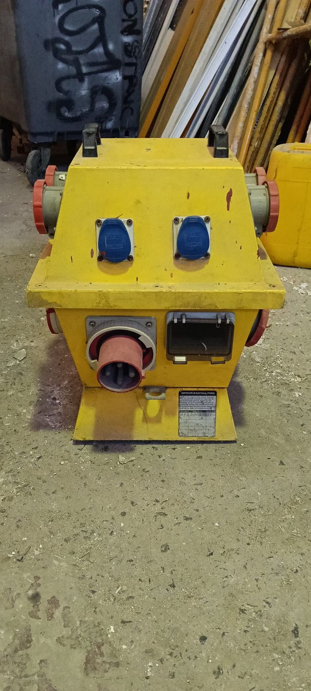 Distribuidor de Energía Amarillo