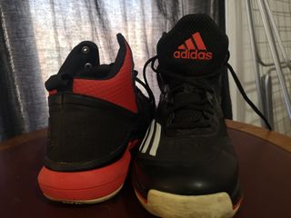Zapatillas Adidas Negras y Rojas Usadas